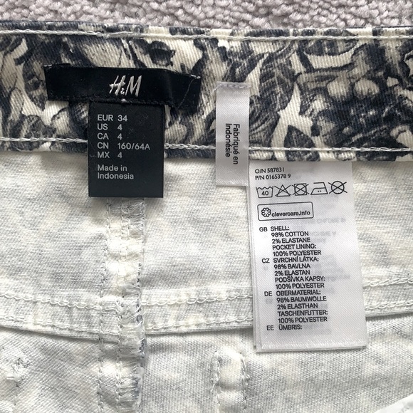 H&M Floral Patterned Denim Shorts - Picture 3 of 3